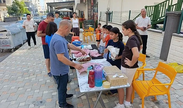 Adana’nın Kozan ilçesinde çocuklardan yangın mağdurlarına örnek dayanışma: Tezgah açıp gelirini bağışladılar