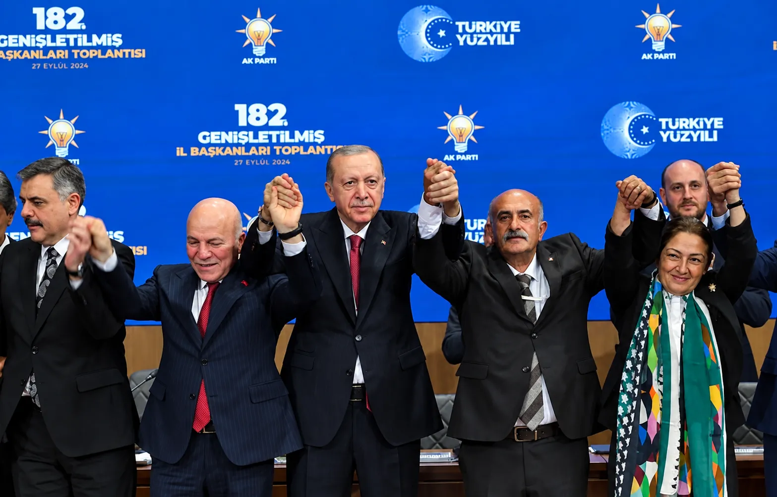 AK Parti’ye 9 belediye başkanı katıldı: Rozetleri Erdoğan taktı