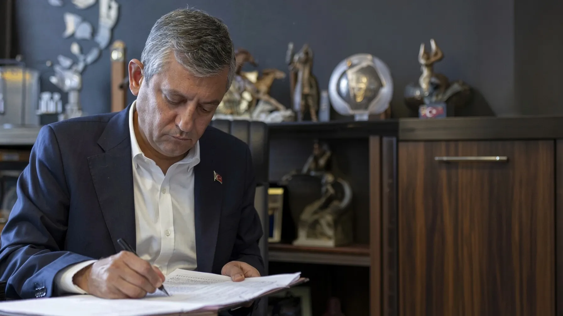 YENİ Parti’de isim tartışması büyüyor: Özgür Özel’in masasında alternatif adlar