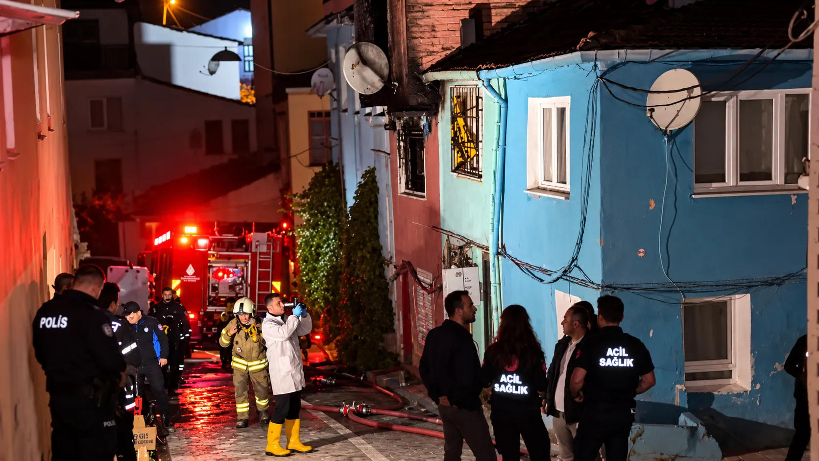 Fatih’te 2 katlı binada yangın: 1 kişi hayatını kaybetti