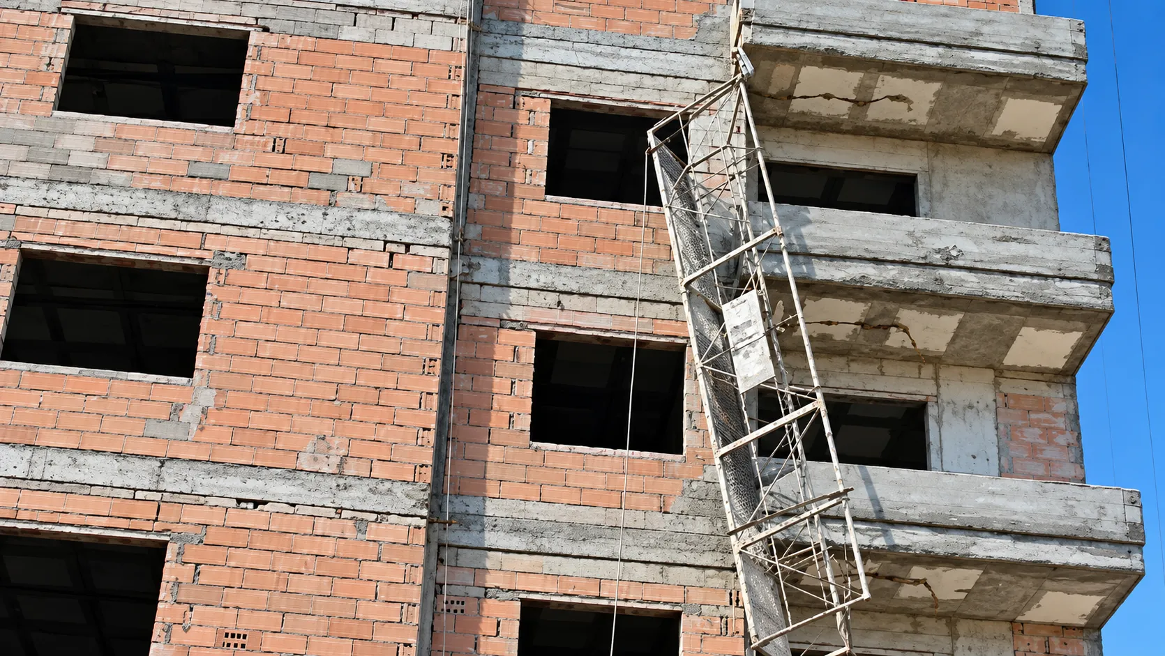 Tarsus’ta inşaat iskelesinden düşen iki kardeşten biri hayatını kaybetti