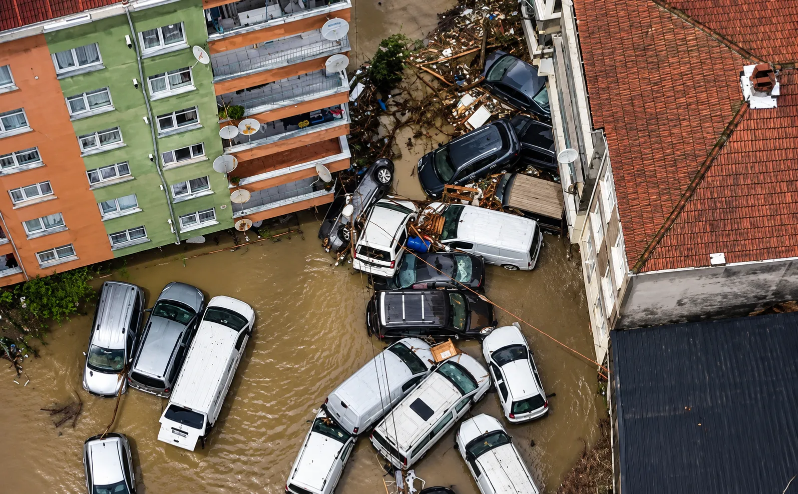 İstanbul’da Sel Felaketi: 2 Kişi Hayatını Kaybetti, 1.277 Su Baskını Bildirildi