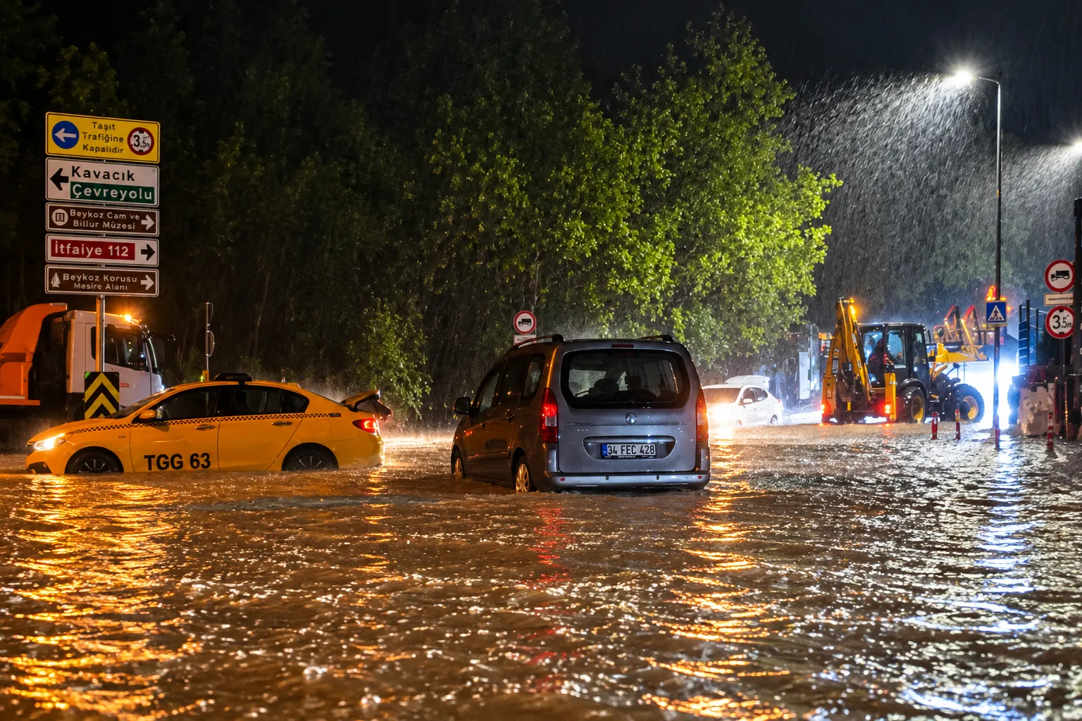 İstanbul’da Kuvvetli Sağanak: Yolları Su Bastı, 15 Ekim’de Okullar Tatil Edildi