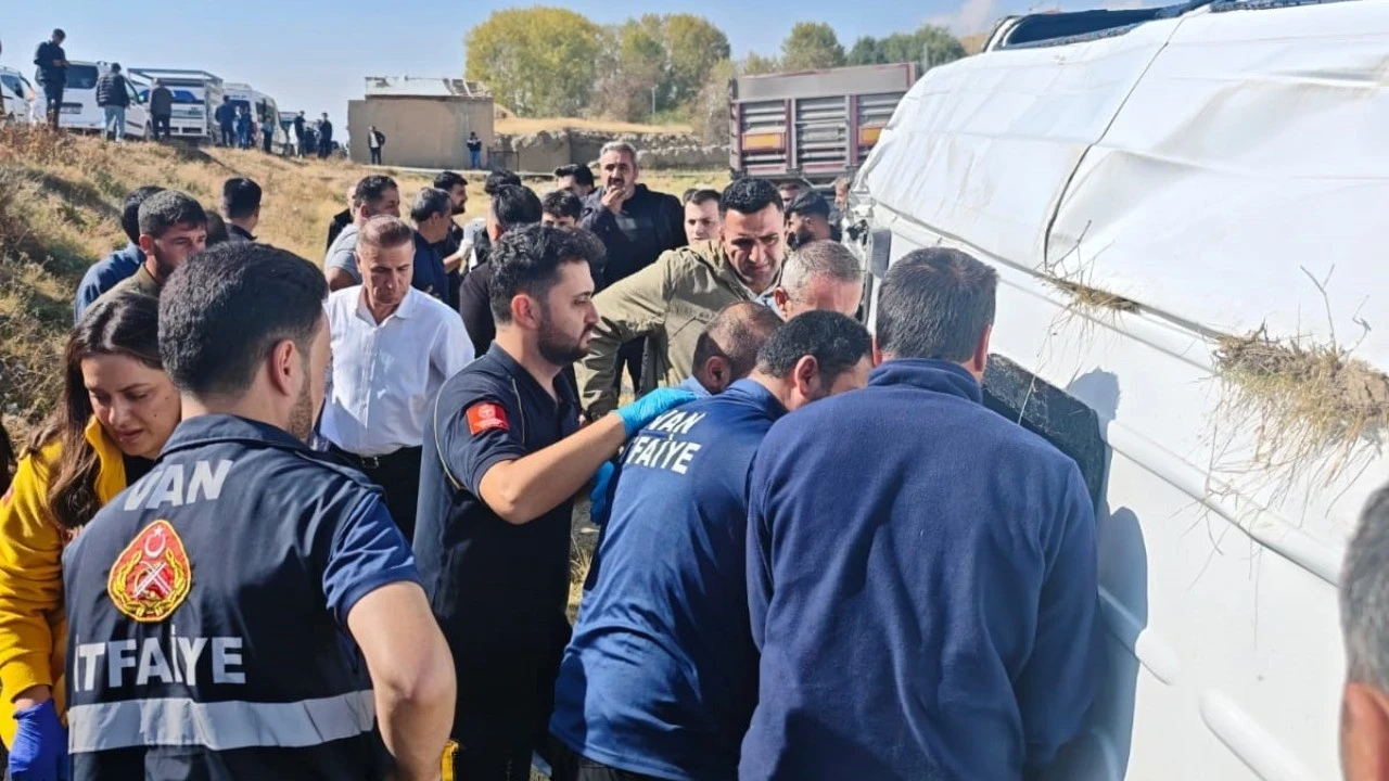 vanda-tir-ile-minibus-carpisti-1-polis-hayatini-kaybetti-aike